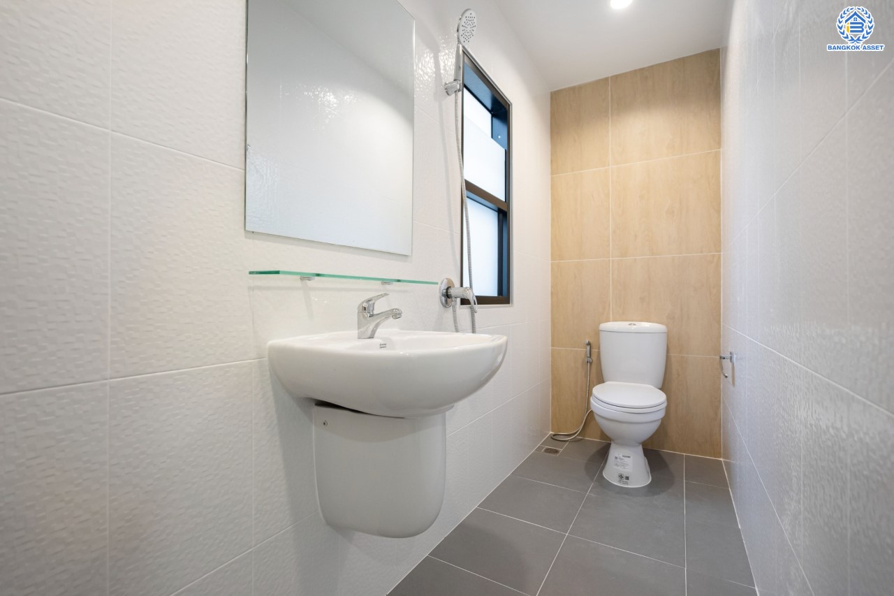 บ้านมือสองตกแต่งใหม่ หน้าโครงการติดรถไฟฟ้า "สถานีไทรม้า"!! ม.ซื่อตรง รัตนาธิเบศร์ ทาวน์เฮ้าส์ หลังใหญ่ เนื้อที่ 26 ตร.ว. ฟังก์ชัน 3 ห้องนอน 2 ห้องน้ำ 1 ที่จอดรถ ทำเลใกล้ เซ็นทรัลรัตนาธิเบศร์ และทางด่วน "งามวงศ์วาน"